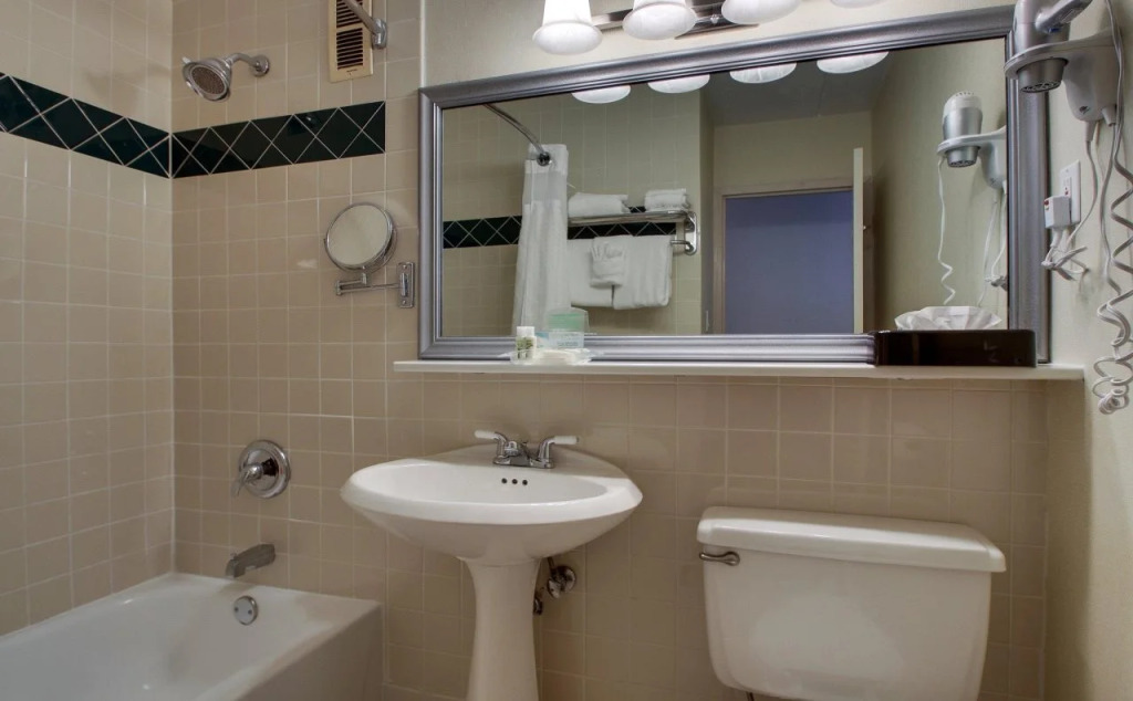 Holiday Inn Westbury-Long Island by IHG