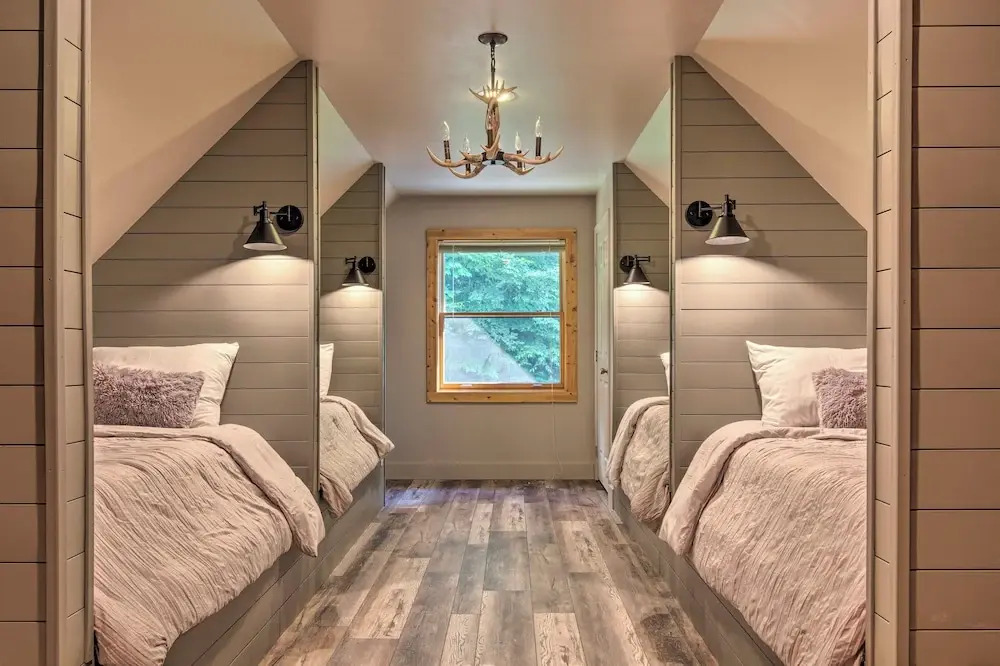 7 Mi to Ski Slopes: Mars Hill Cabin w/ Hot Tub!