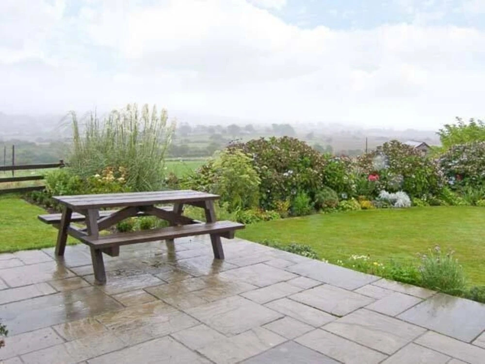 Ymwlch Bach Farmhouse