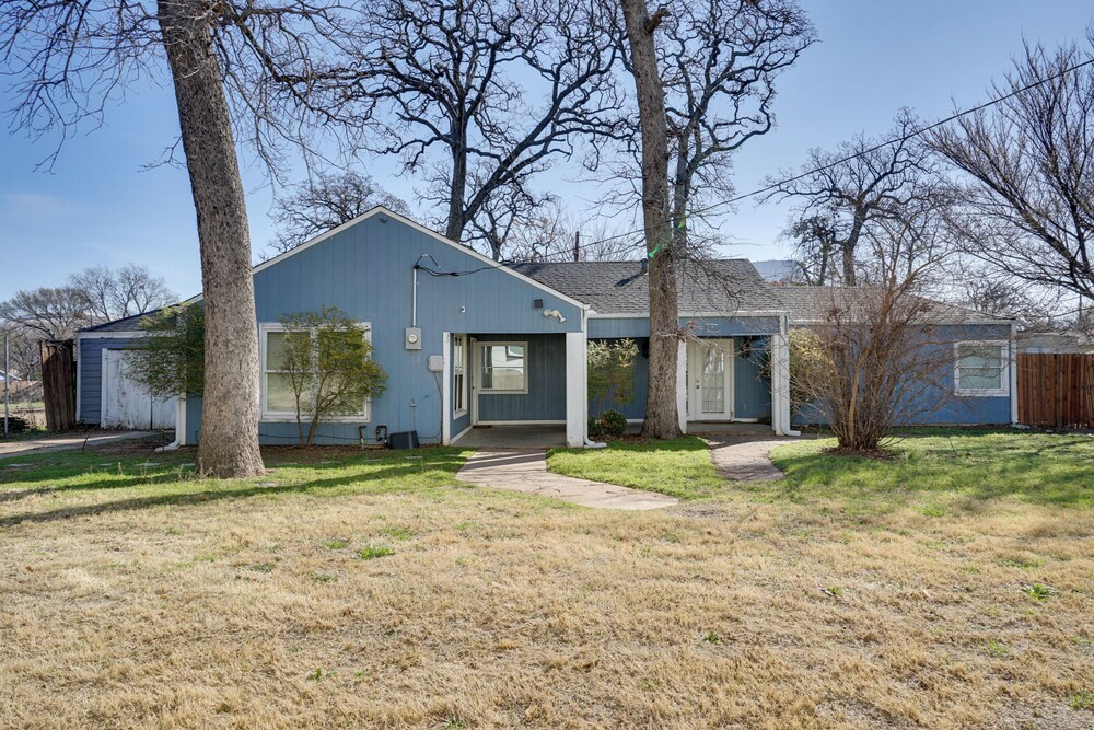 Walk to At&t Stadium: Arlington Home w/ Yard!