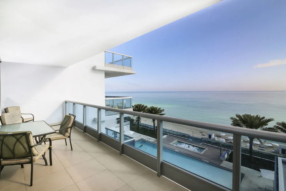 Monte Carlo Suites in Miami Beach