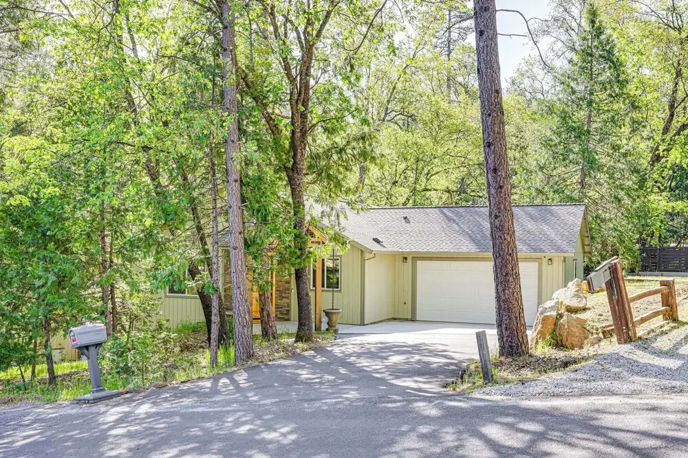 Game Room & Patio: Picturesque Home in Sonora