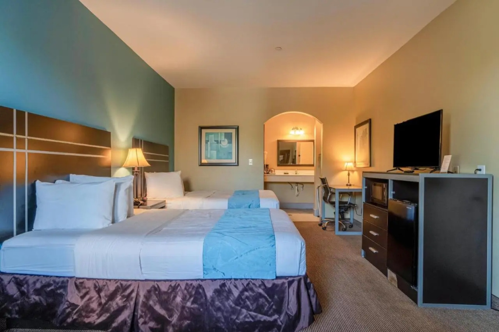 Moulton Inn & Suites By OYO Near Shiner TX