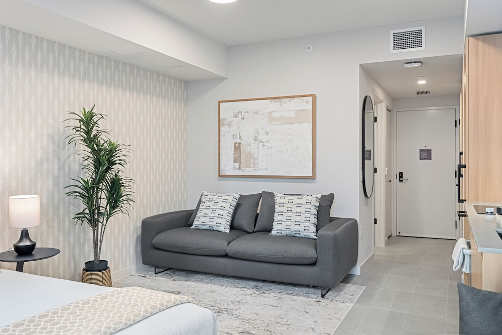 501 First - Steps from Bayside