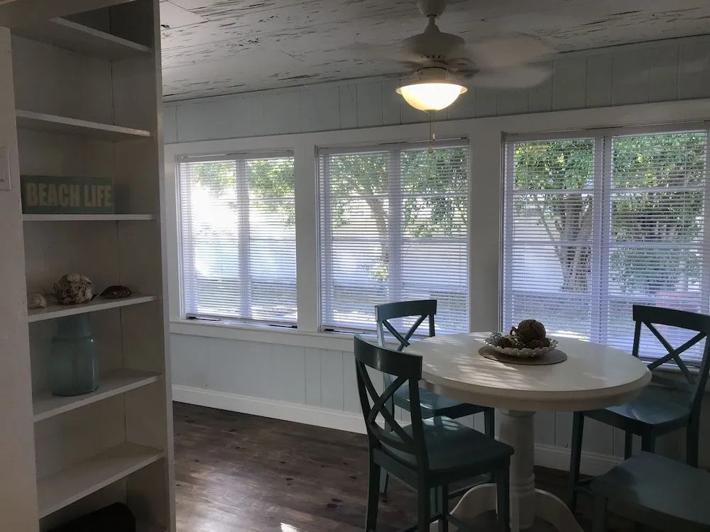 Rad's Cozy Cottage on Canal