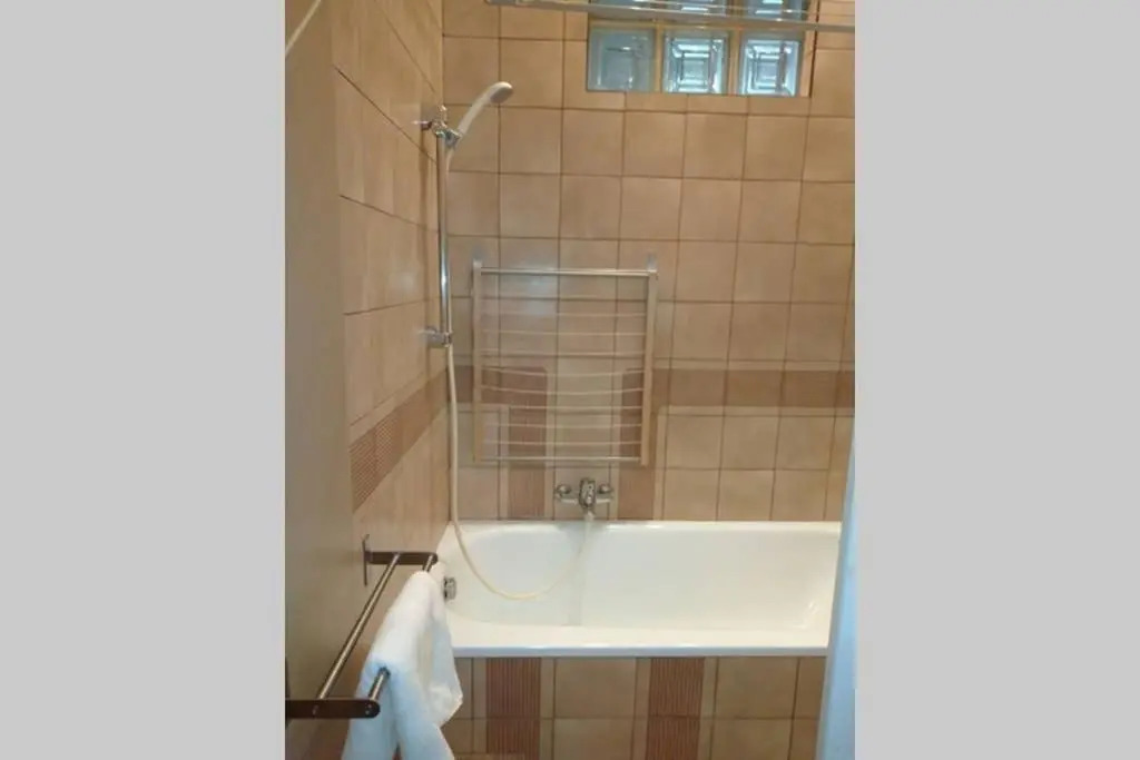 Family apartment with two bathrooms near to city center
