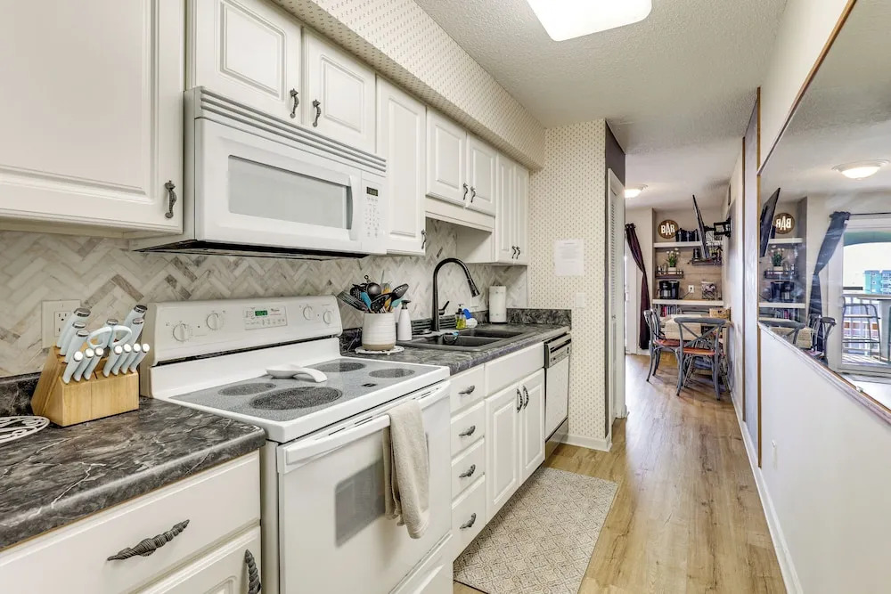 Cozy Carolina Beach Condo w/ Ocean Views!