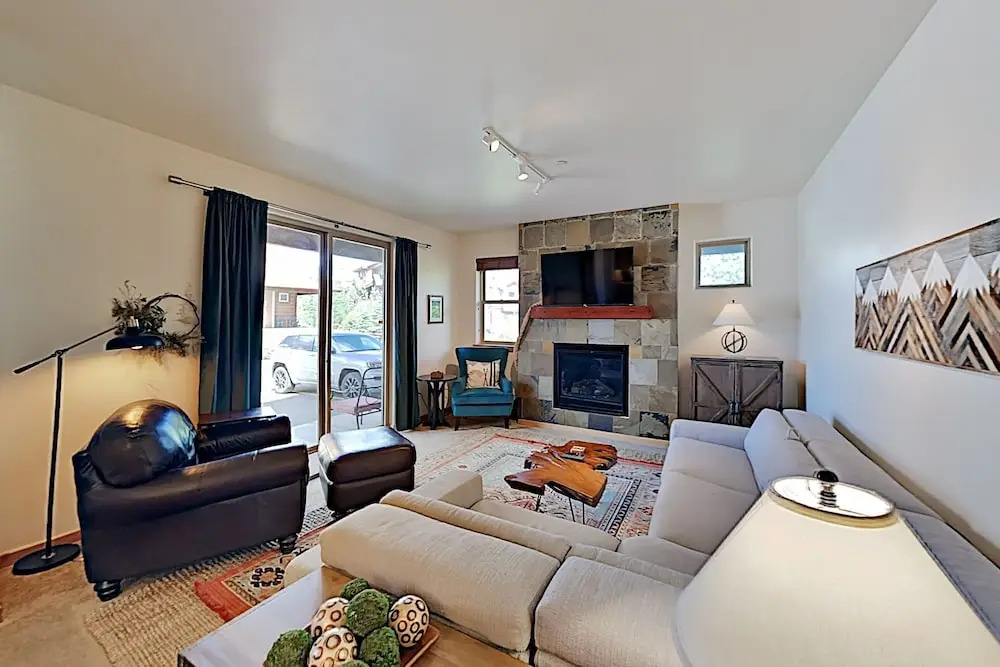 All-suite Main Street : Pool, Hot Tub & Gym 2 Bedroom Condo