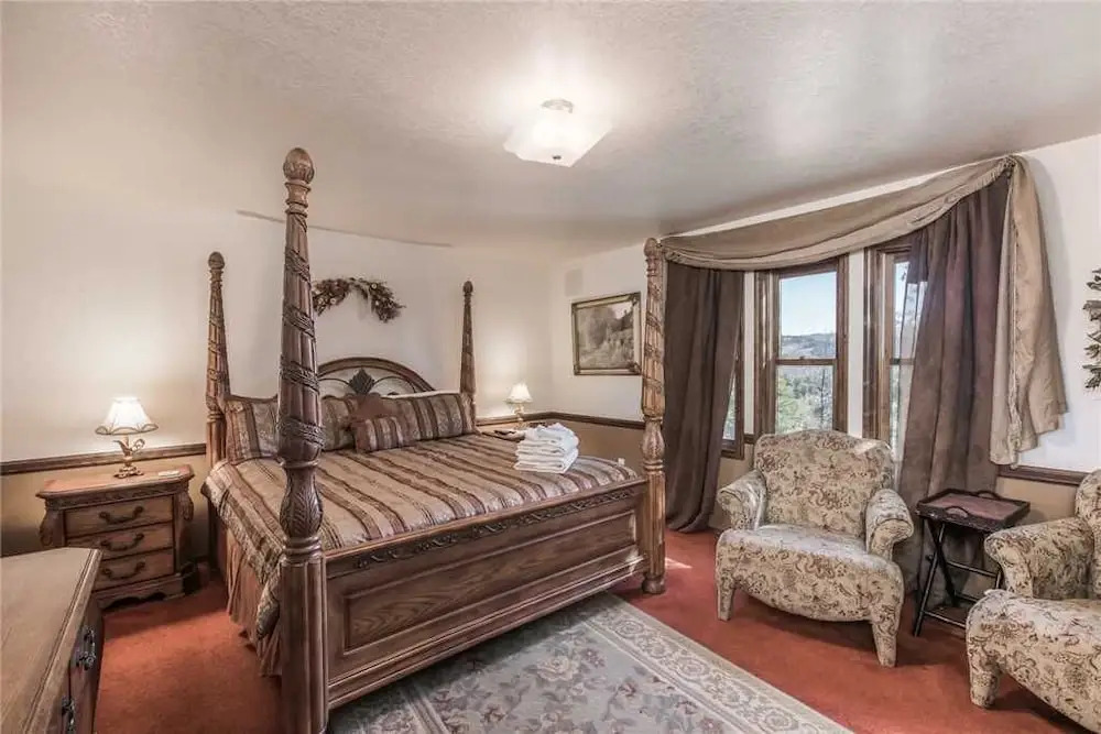 Harper Haus - Four Bedroom Cabin with Hot Tub