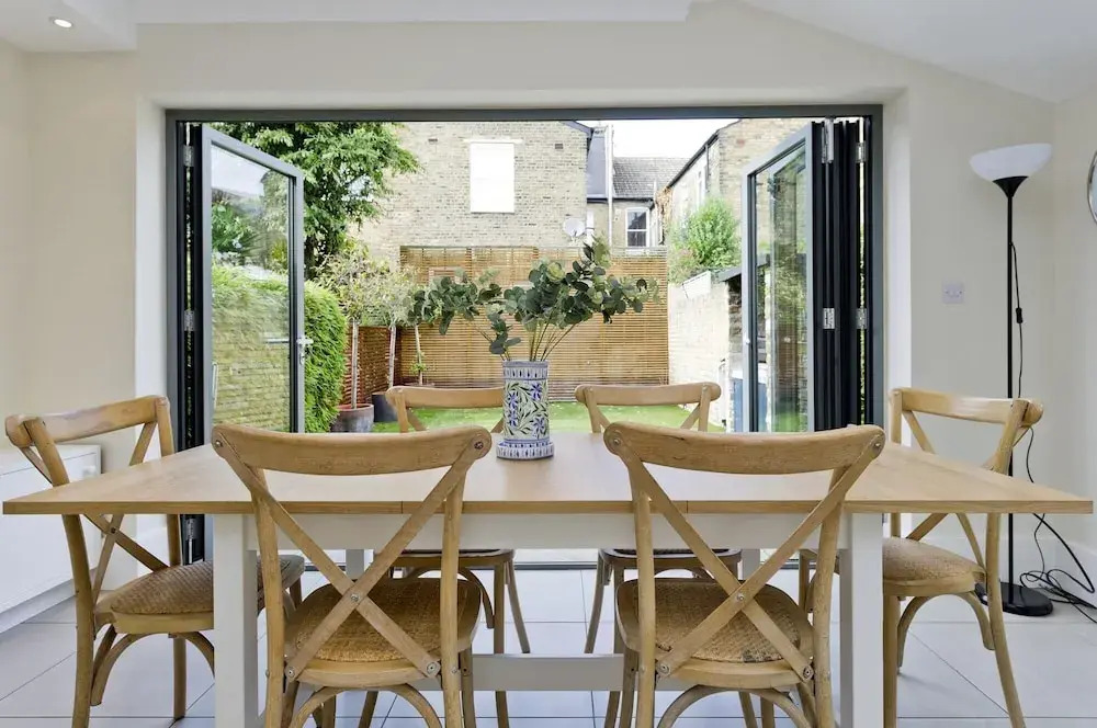 Stunning Recently Renovated 3 Bedroom Home Fuham - Munster Village
