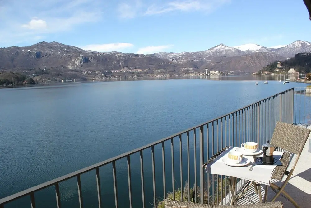 Lakefront Apartment With Spectacular Views