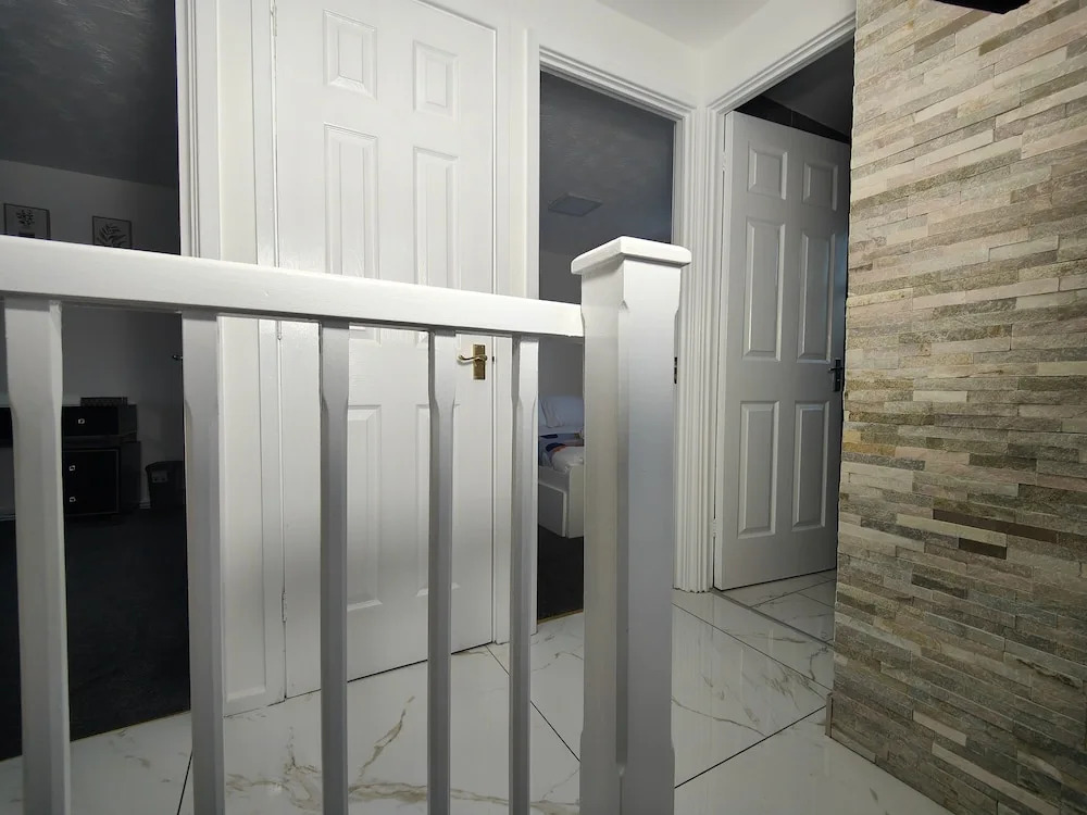 3 Bed House - Sleeps 7 - Garden - Parking - Wifi
