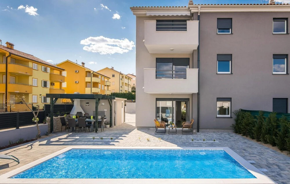 Amazing Apartment in Cizici With Outdoor Swimming Pool, Wifi and 2 Bedrooms