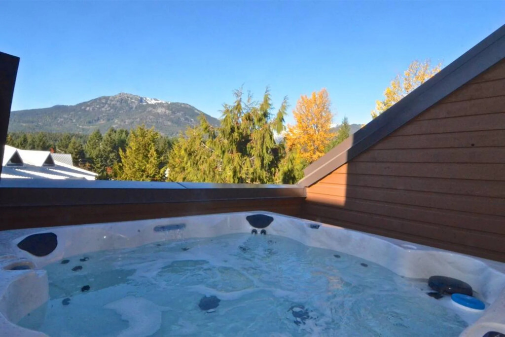 HS17 · Hearthstone Lodge - Hot tub - Village location