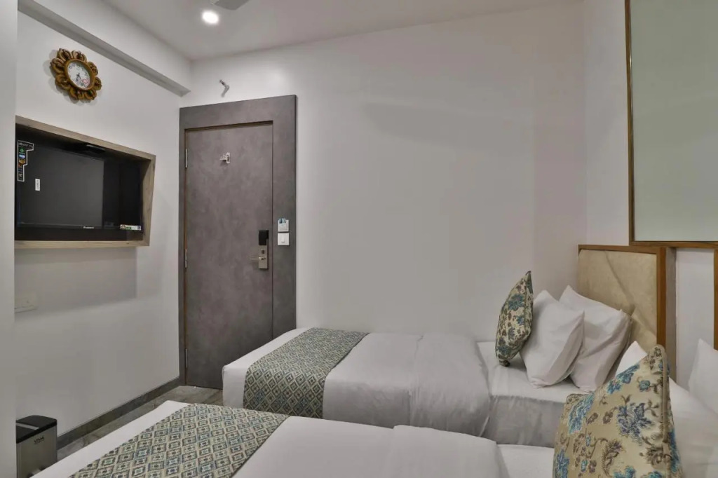 OYO Rooms Near Station Gulambaba Road 2
