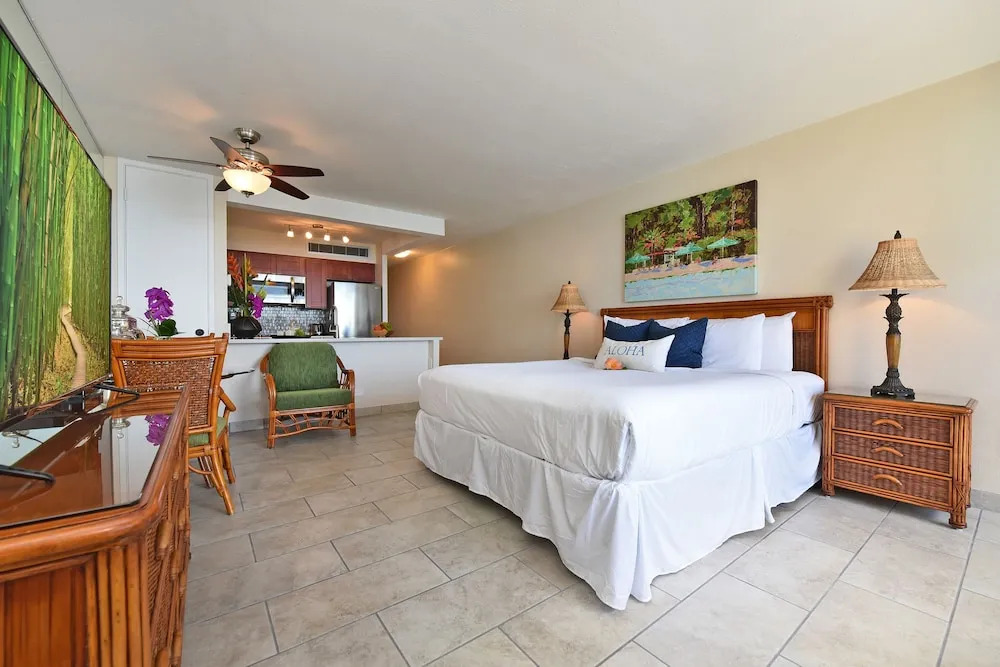 Mahana 602 Studio Bedroom 1 Bathroom Condo by Redawning