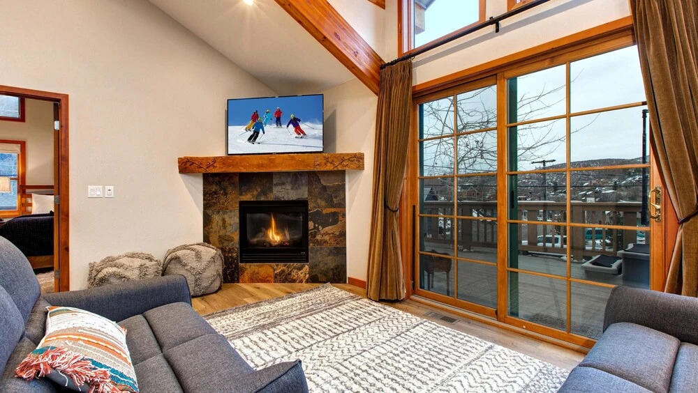 Main Street Lookout 3 Bedroom Townhouse by RedAwning