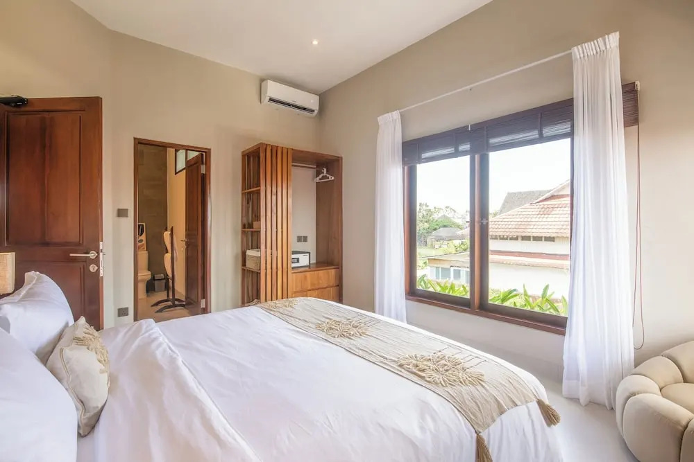 4 Bd Seminyak Retreat + Rice Fields 4mins to Beach