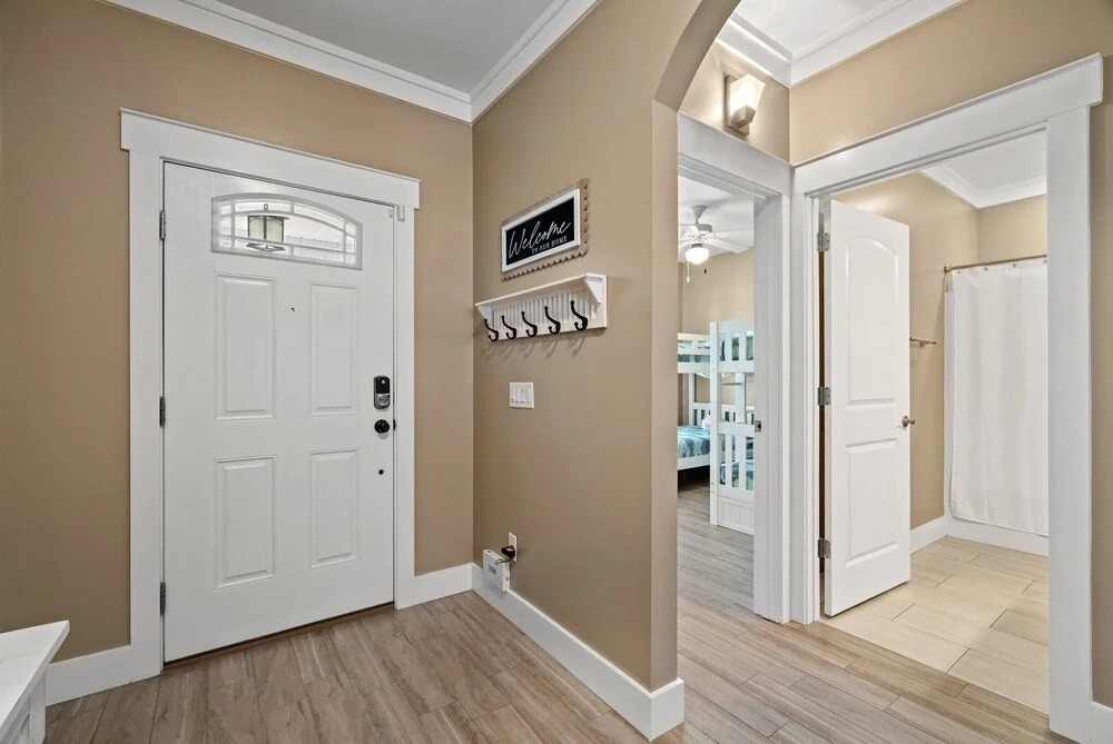 Charming Retreat, a Short Walk to Laguna Beach, with Room for 10
