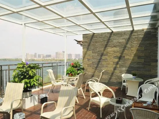 Linghai Holiday Hotel