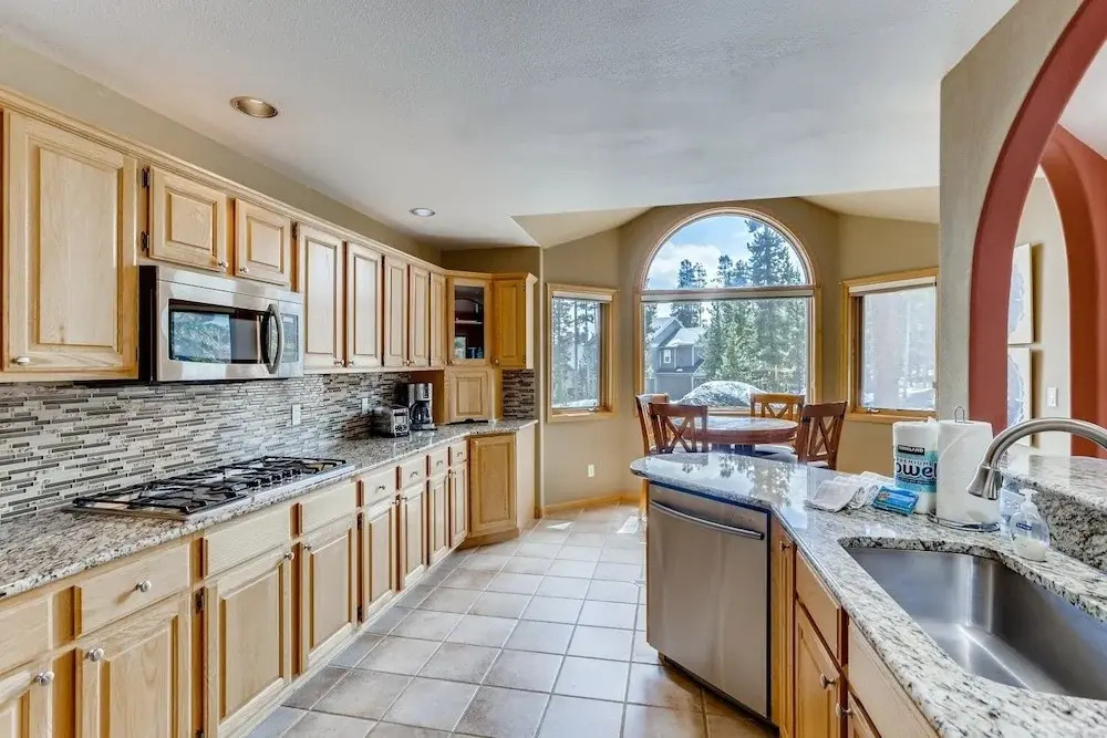 Perfect For Your Family Vacay With Yard, Hot Tub & Pet Friendly! 5 Bedroom Home by RedAwning