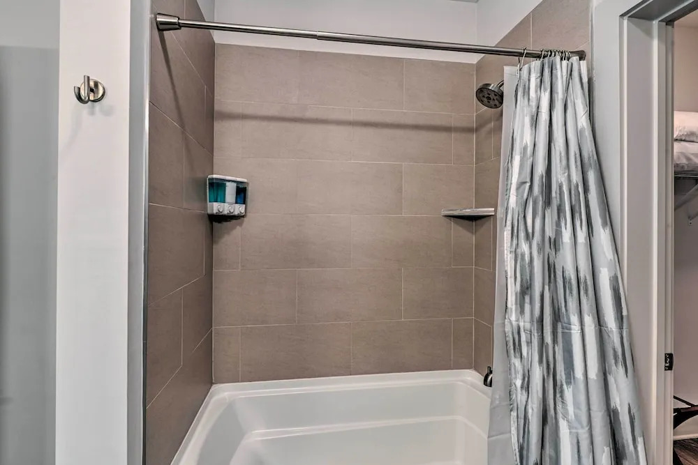 Modern Nashville Condo: 7 Mi to Downtown!