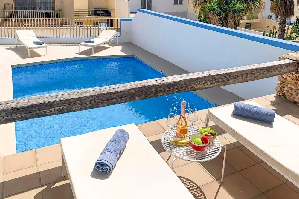 Pool and Sea, charming Merill Apart 3