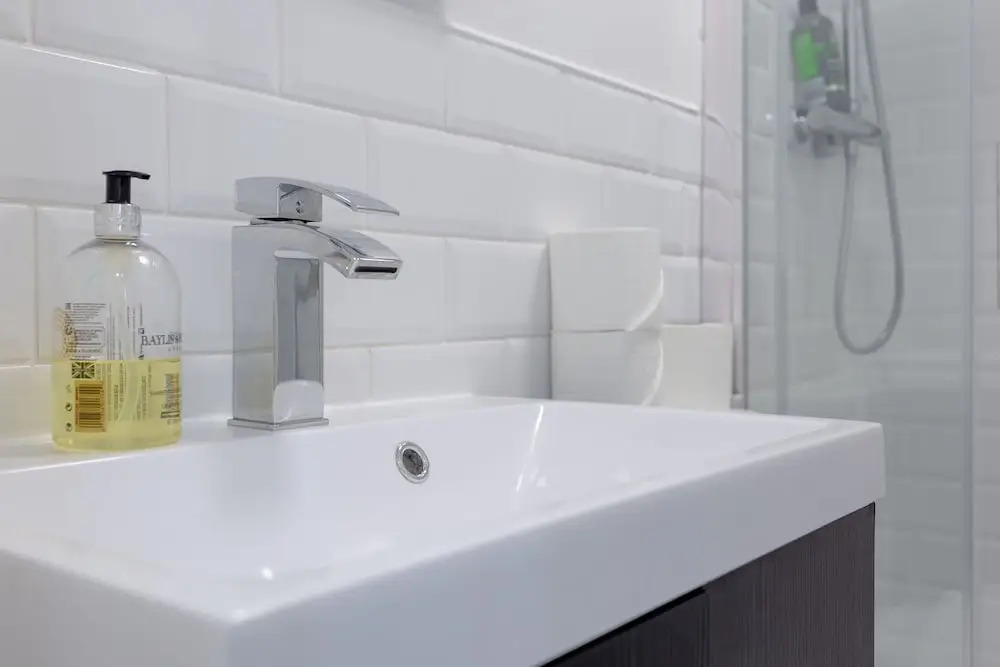 Modern 2 Bedroom Apartment Near Queens Park