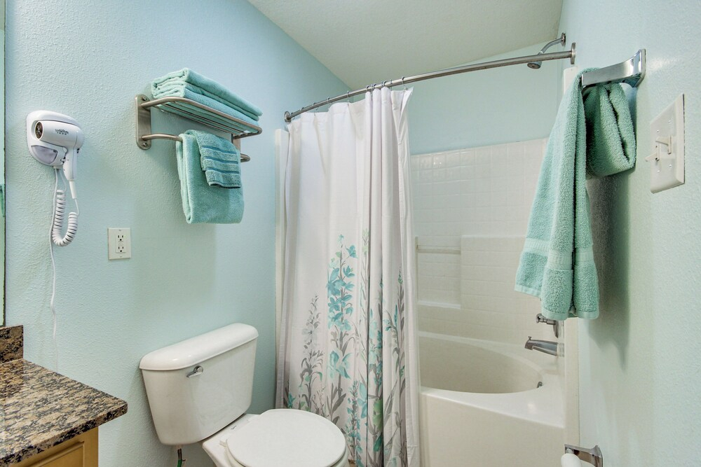 Stroll to Beach! 3BR Gulfport Escape, Pool Access