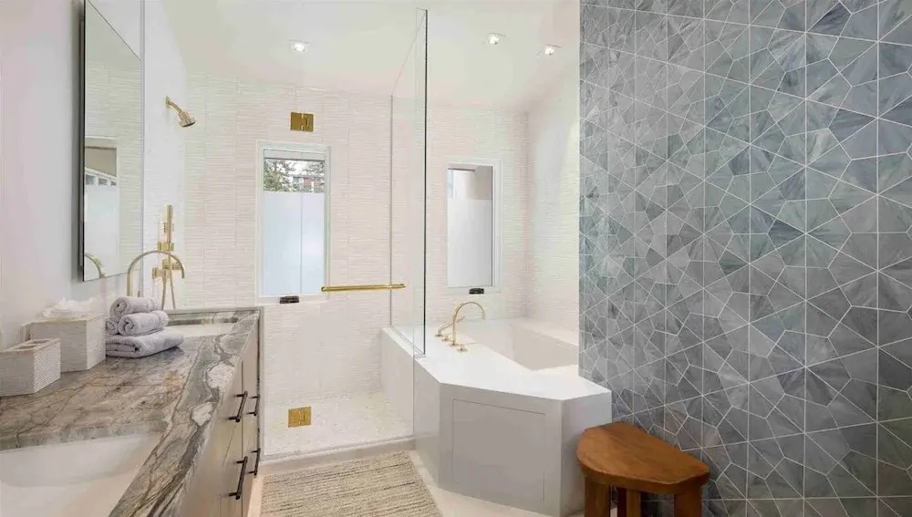 Vail Village Luxury 4 Bedroom, Steps to Slopes!