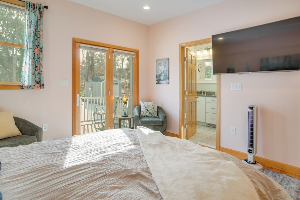 Walk to Sagamore Beach! Curated + Spacious Cottage