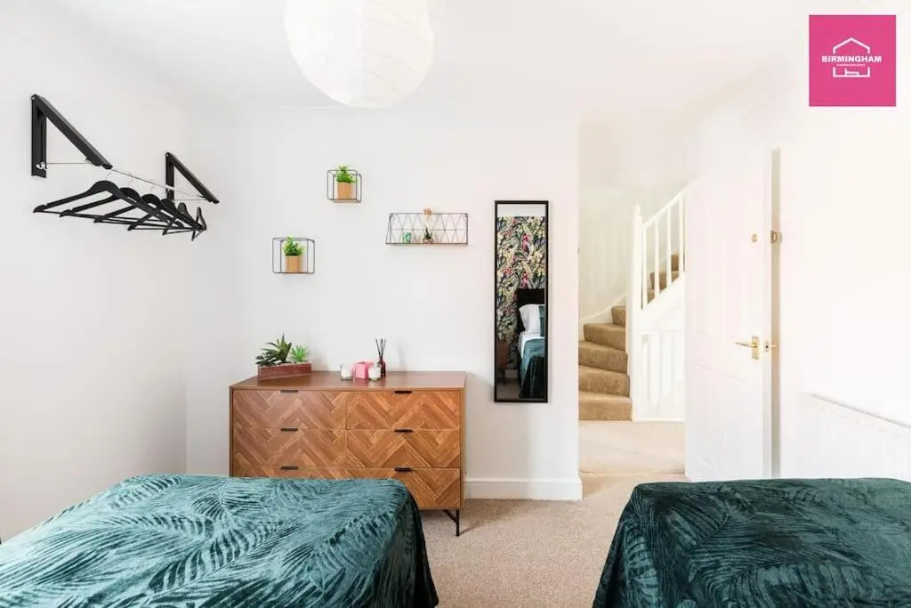 Modern 5 Bedroom Townhouse By City Centre & JQ - 9 Separate Beds, 2 Baths and Parking