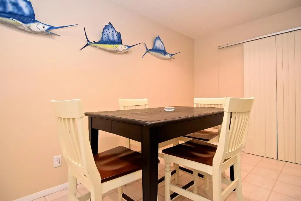 Crescent Street 1138 B, Walk to the beach, Pool, 1 Bedroom, Pet Friendly