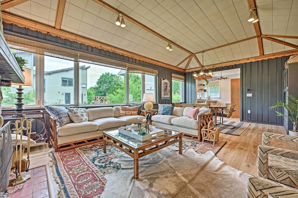 Lake Michigan Hideaway: Pool, Steps to Beach!
