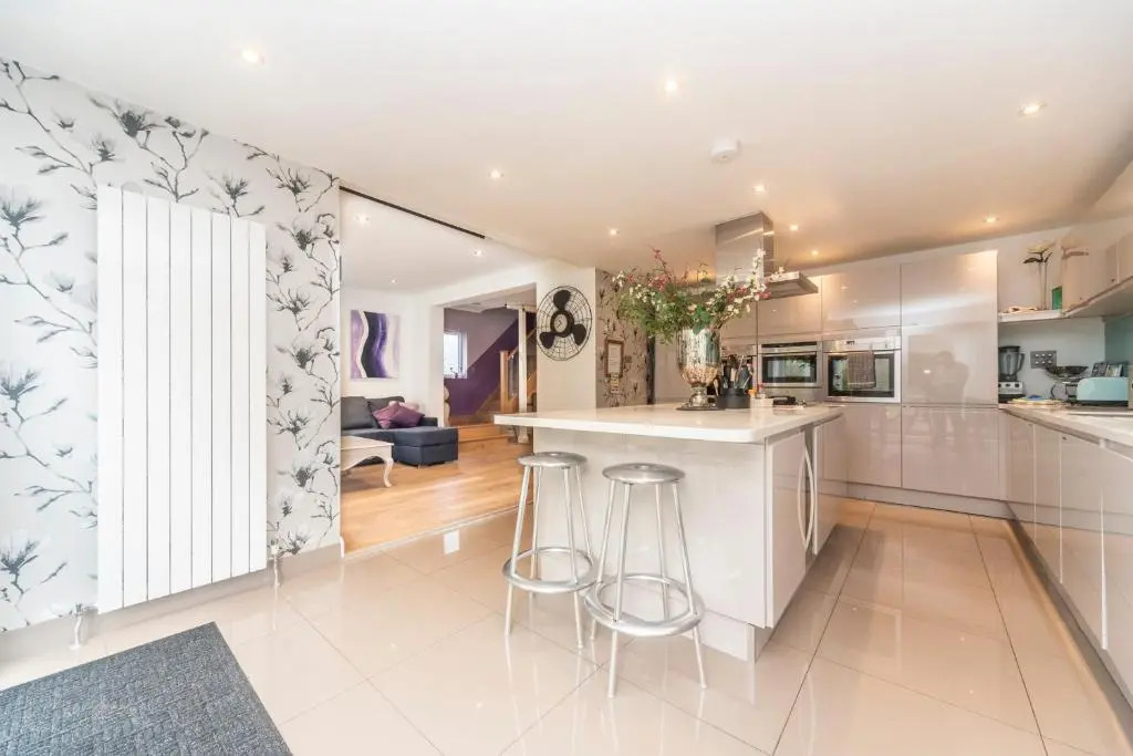6 bedrooms beautiful home 3 bathrooms, quiet location with garden near Legoland Windsor Heathrow