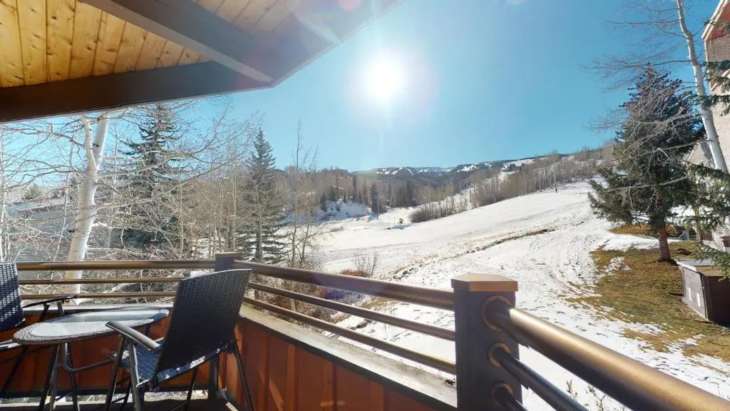 Laurelwood Condominiums Studio Premier Unit 415