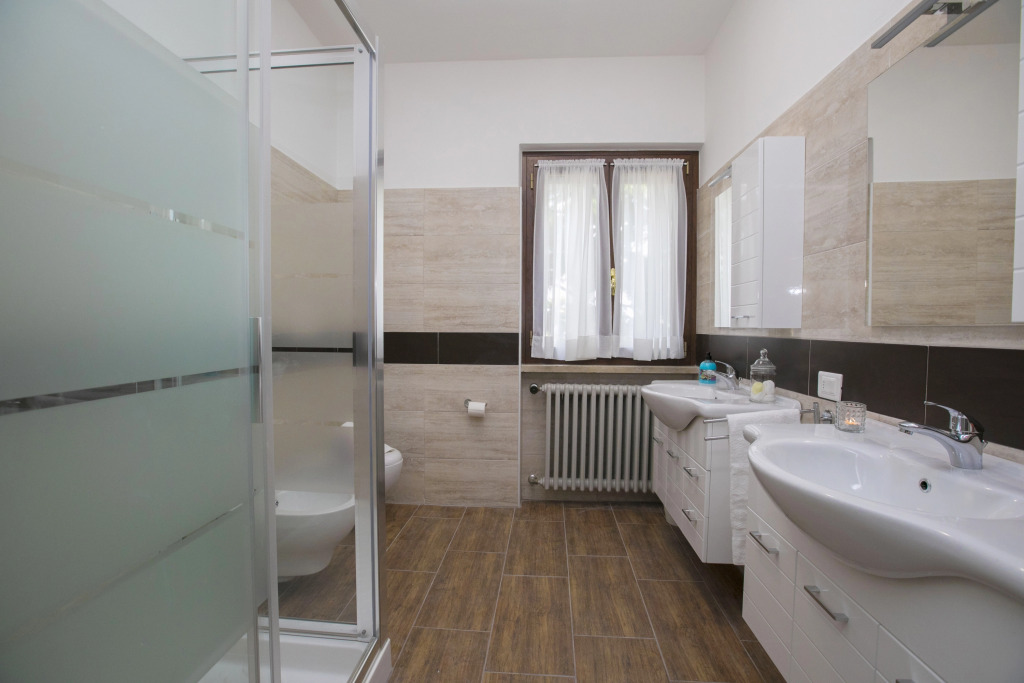 Villa Alberti Apt Bruna 900m from Garda lake with Shared Garden - Happy Rentals