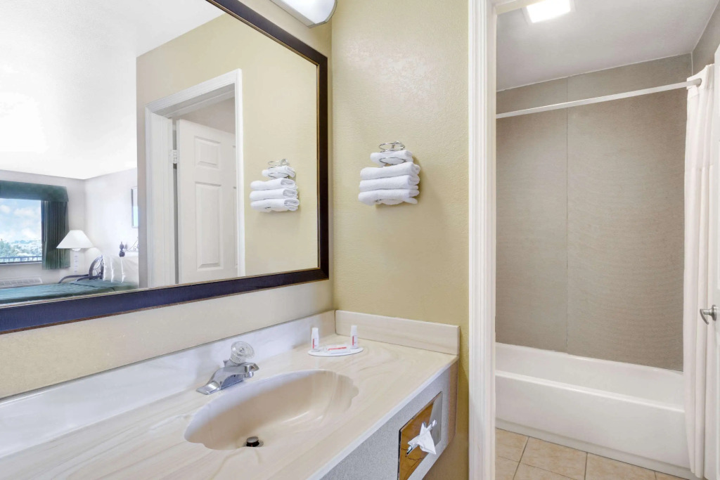 Days Inn by Wyndham Kingman East
