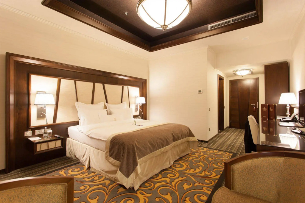 Metropolis Hotel