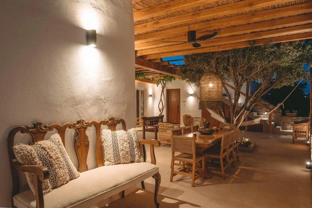 Nomade Villa 4BR over Psarou beach