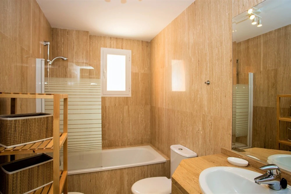 Delightful 2 Bed Apartment with sea views PW10