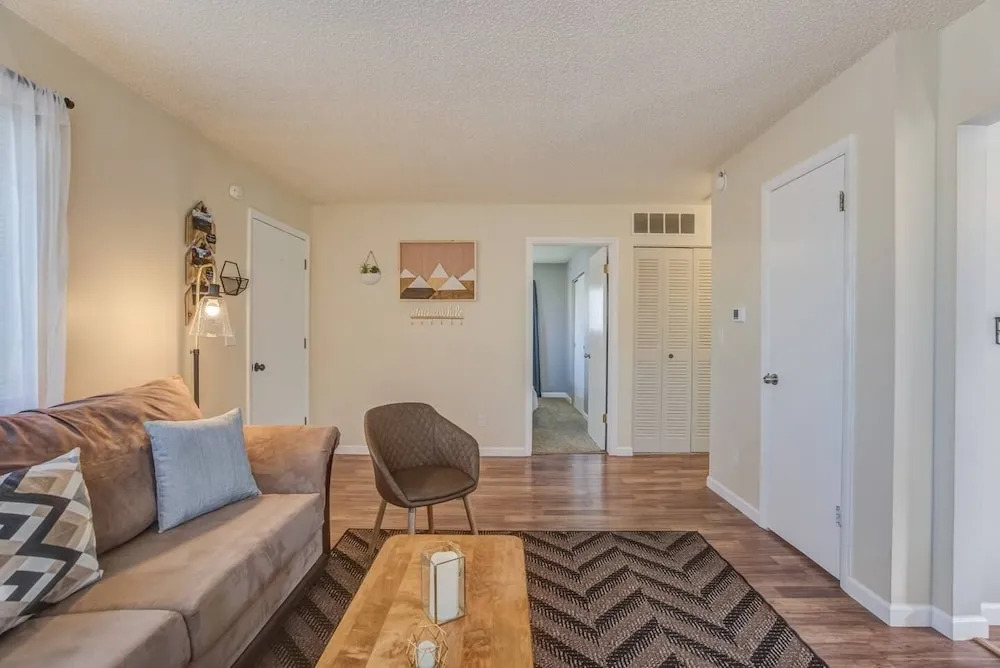 2BR Aptmt Parks Private Deck, Mountain Views!