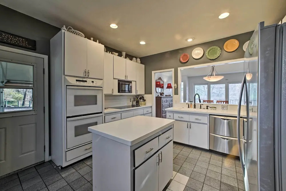 Lakefront Retreat w/ Dock & Beach: 2 Miles to Golf