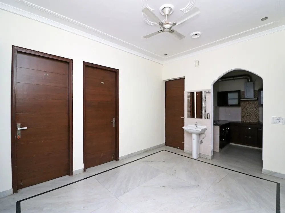 OYO 15736 Little Residency