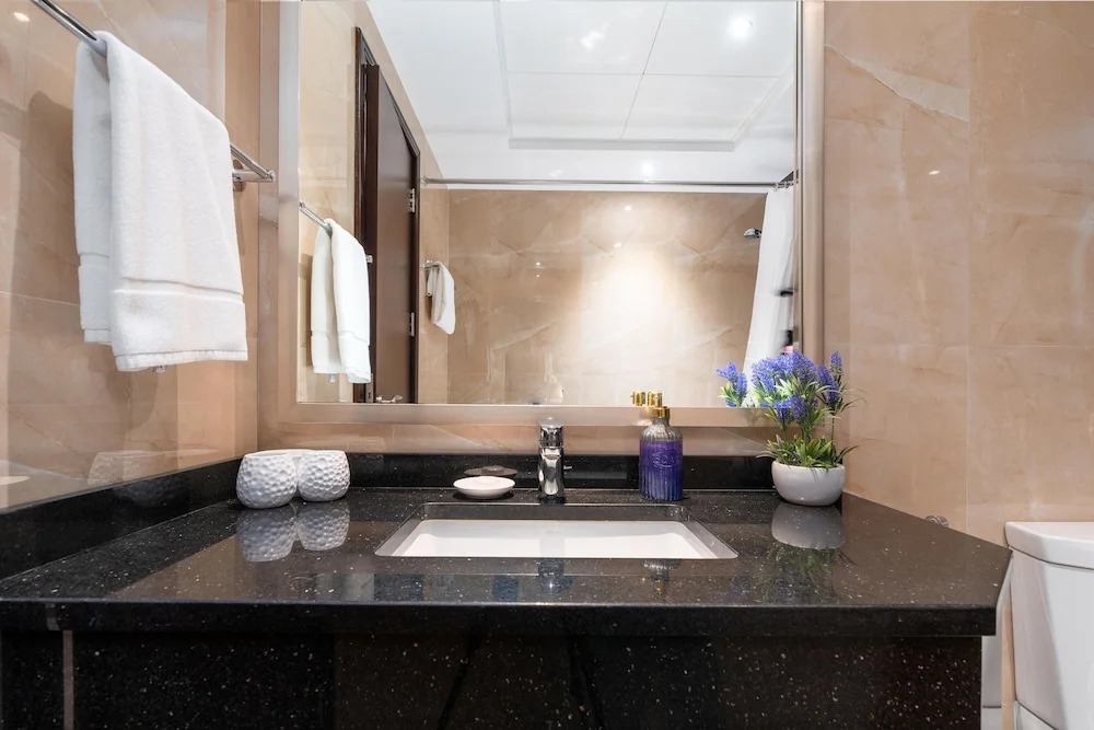 Whitesage - Elite Apartment With Balcony Near Metro Station