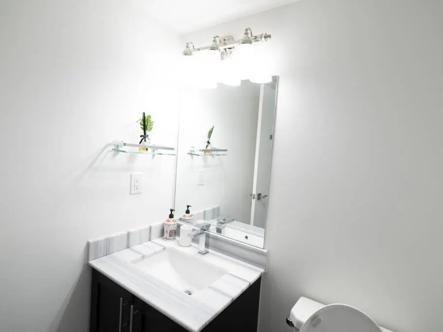 Elegant 2000 Sq ft 3BR urban Town House 2 Parking