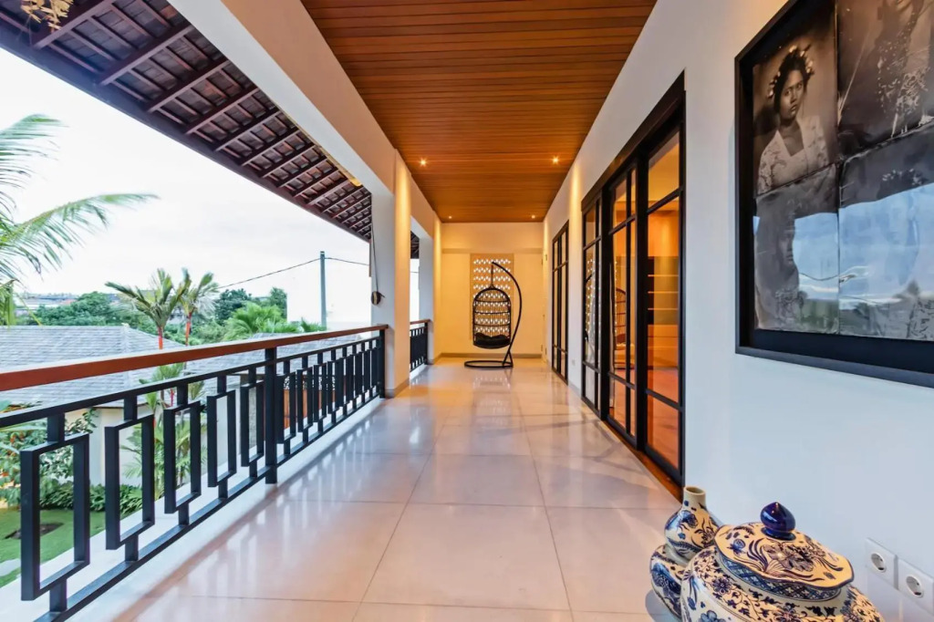 Heritage Villa, Ultimate 6 bed, 20 meter pool 700 metre from beach