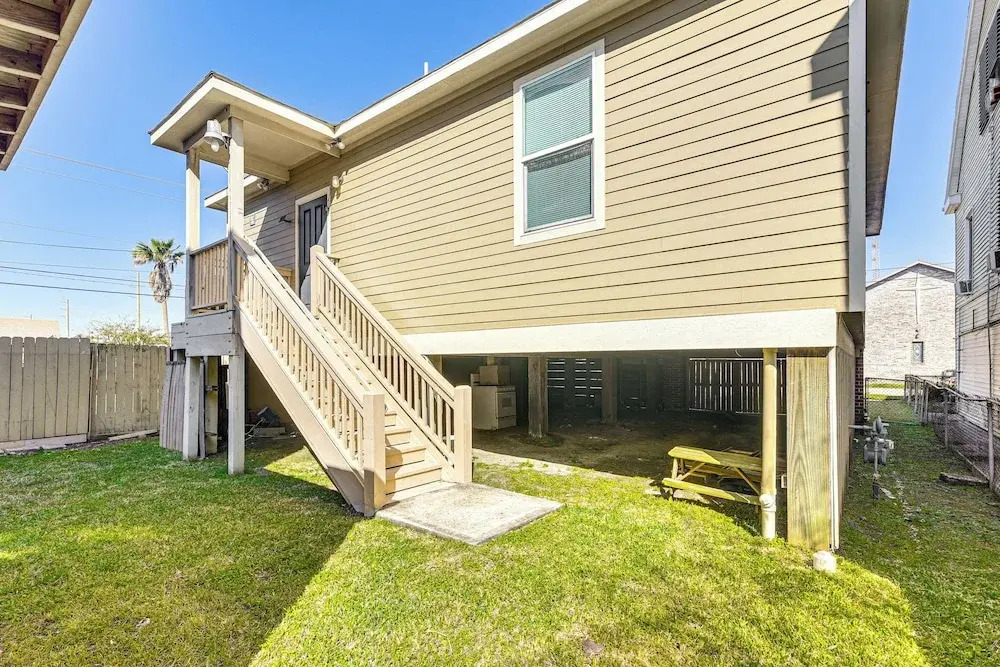 1/2 Mi to Galveston Strand! Coastal Haven w/ Deck