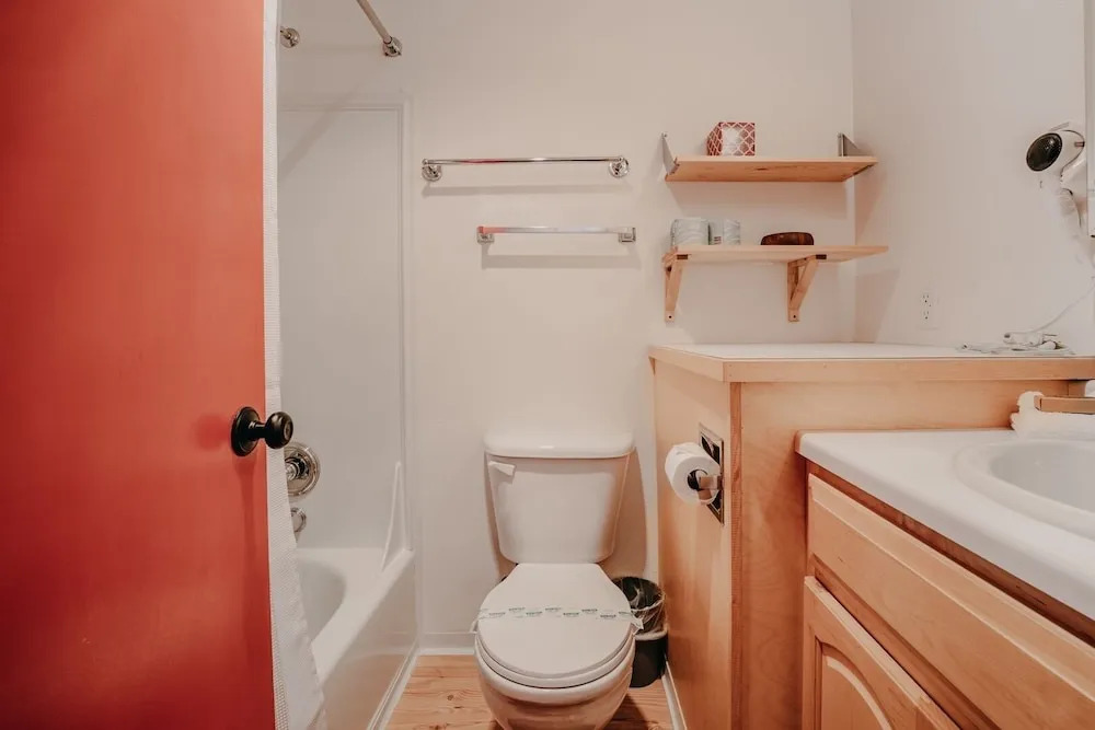 18sll - Newly Remodeled - Sleeps 4 - Fireplace - W/d 1 Bedroom Condo by Redawning