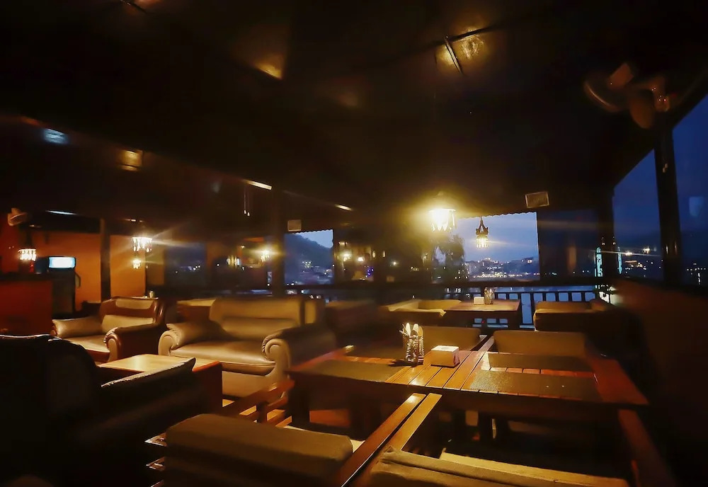 OYO 132 Hotel Fly Inn